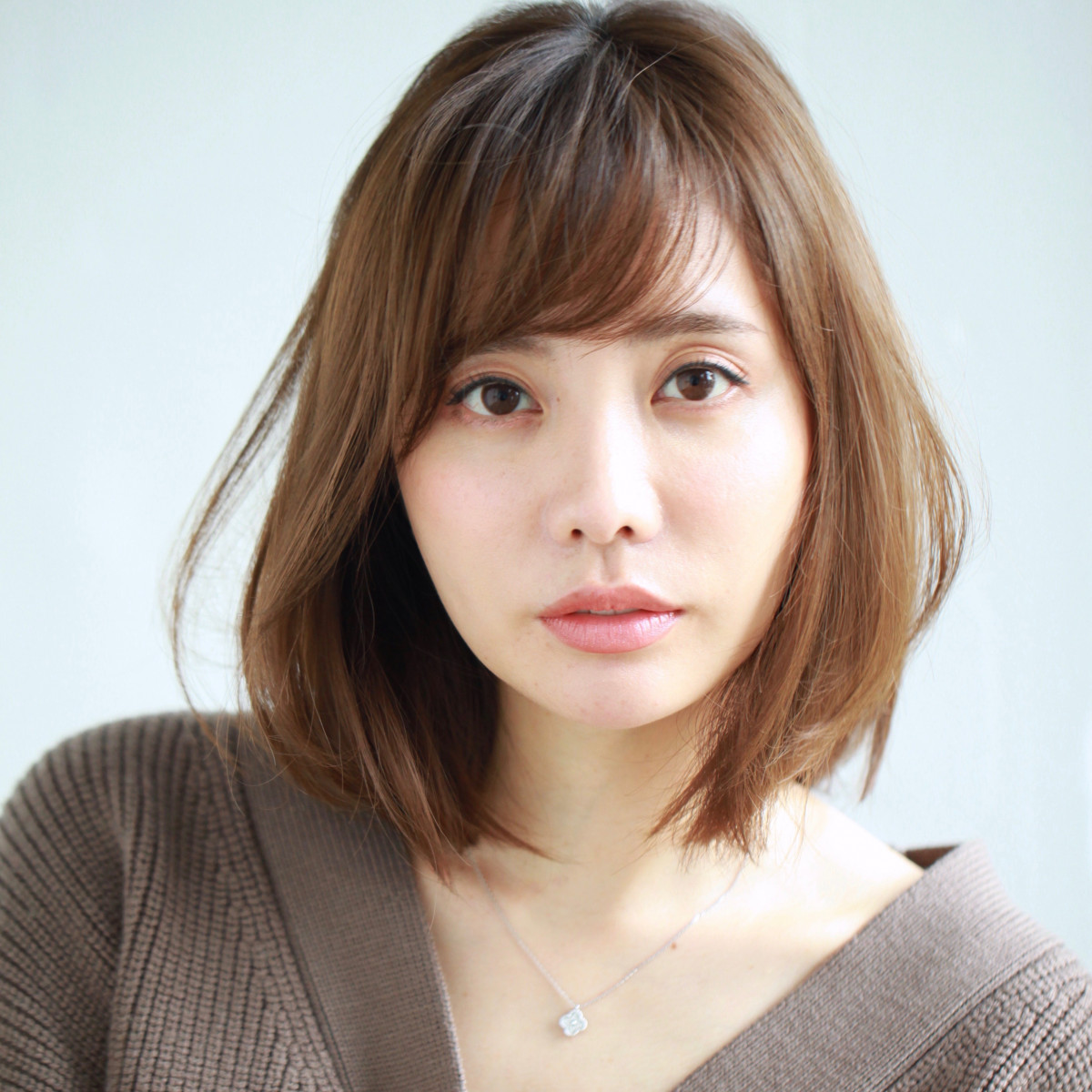 斜め前髪の“ゆるっとボブディ”は、ナチュラルな色気を味方にできる女っぽヘア