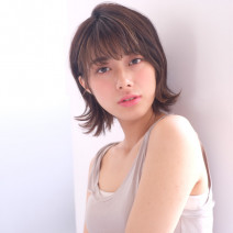メリハリシルエットの“外ハネウルフボブ”なら、猫っ毛でも気にならないボリュームヘアに！