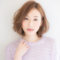 “前髪長め×平巻きパーマボブ”で、大人のハイトーンカラーを楽しんで！