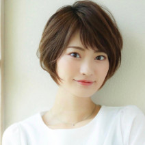 絶対小顔に見せたいなら、前髪あり×顔周り長めの“ひし形ショート”!