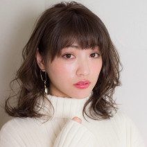 前髪ありの“揺れパーマミディ”は、スタイリング簡単なのに男ウケ抜群の最強モテヘア！