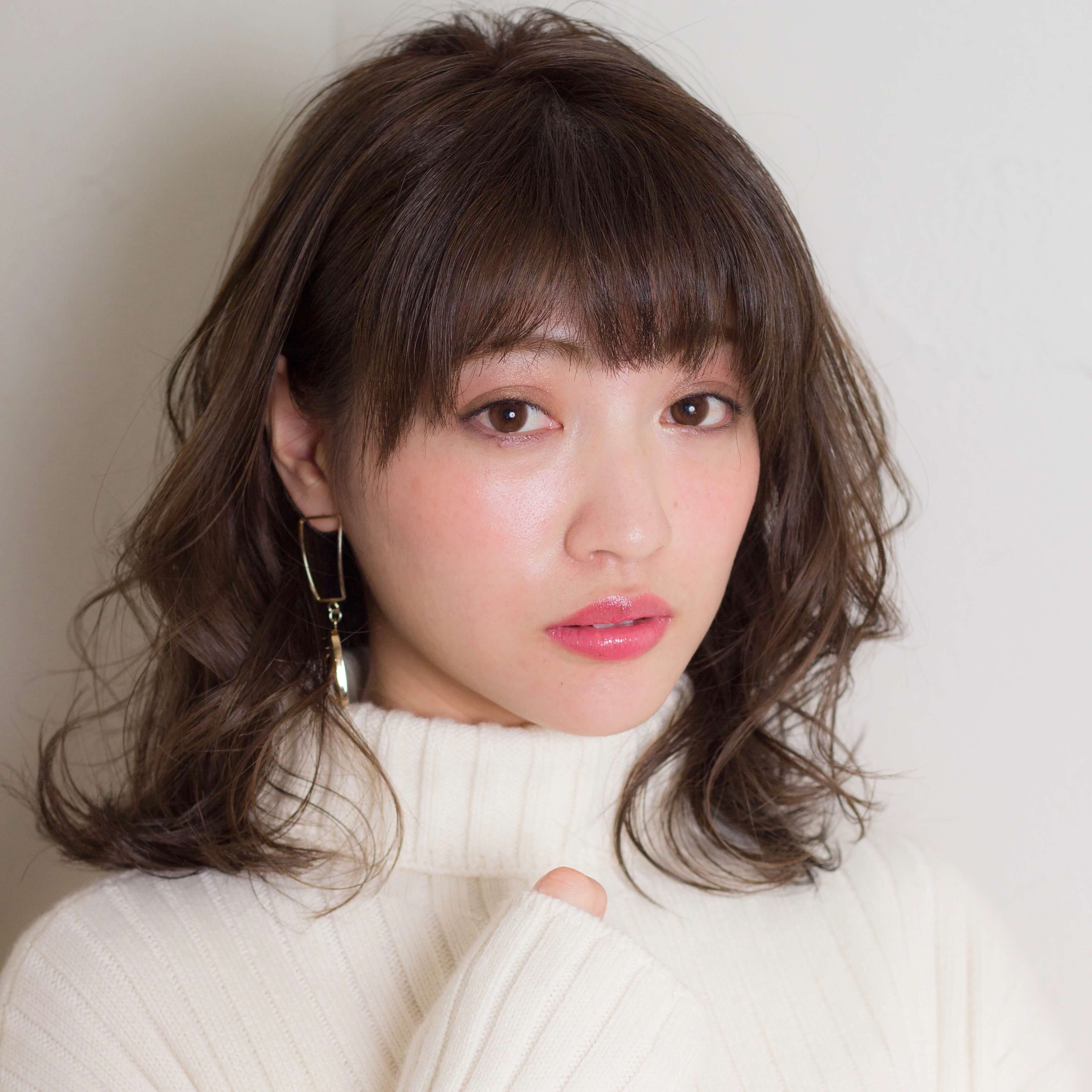 前髪ありの 揺れパーマミディ は スタイリング簡単なのに男ウケ抜群の最強モテヘア 美的 Com 前髪ありの 揺れパーマミディ は スタイリング簡単なのに男ウケ抜群の最強モテヘア 美的 Com