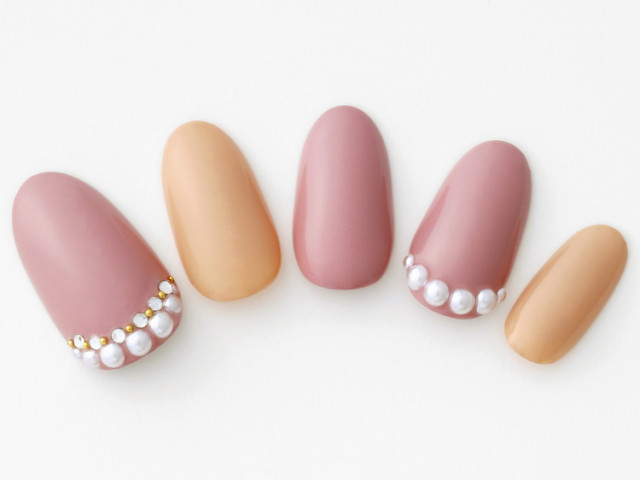 シンプルカラーのツートンネイルは上品ビジューアートで女らしさアップ！