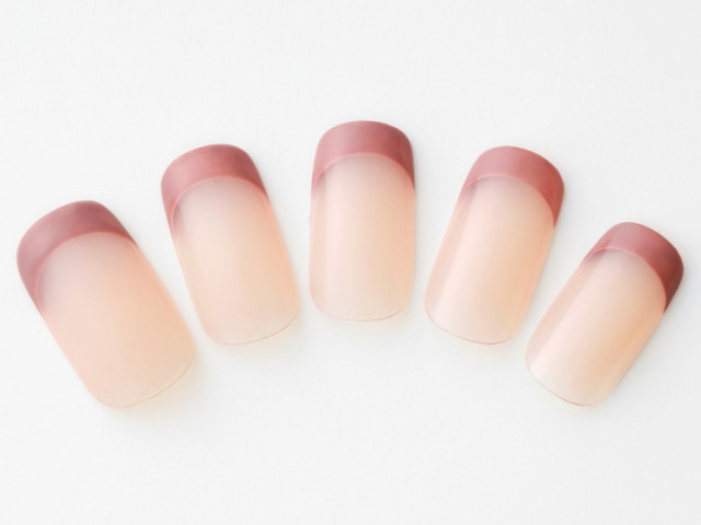 ネイルで血色感UP！シンプルなのに先端の赤みでやわらかい雰囲気に！