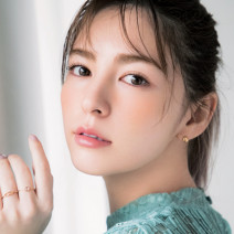 クラランスのオレンジチークで春にぴったりのあどけない表情を演出｜大人顔ブルべ肌タイプにおすすめ