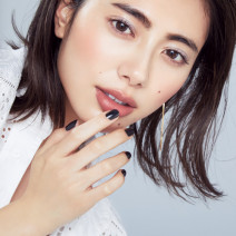 ブラックネイルでスパイシーに！ 人気H&M中山友恵さん発・ほのモードな春顔メイク