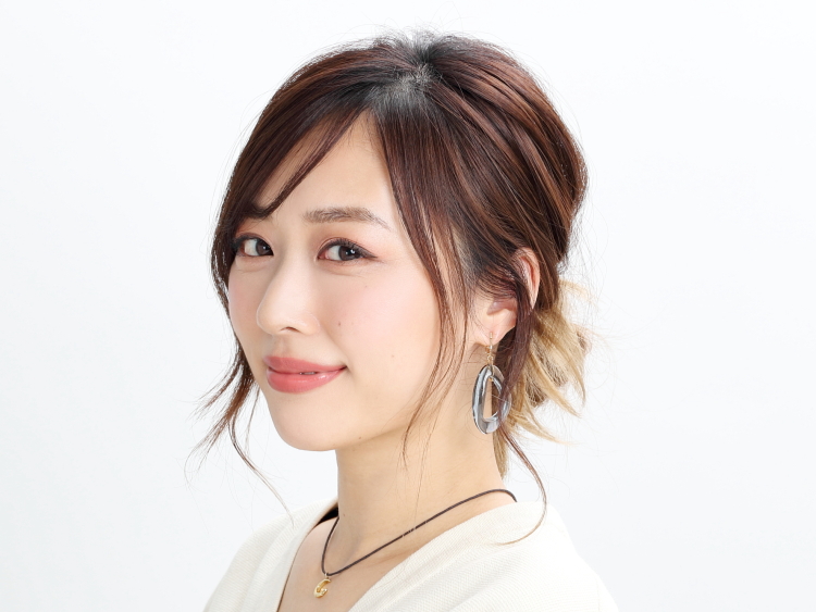 サイドだけ巻くことでお団子ヘアをフェミニンに