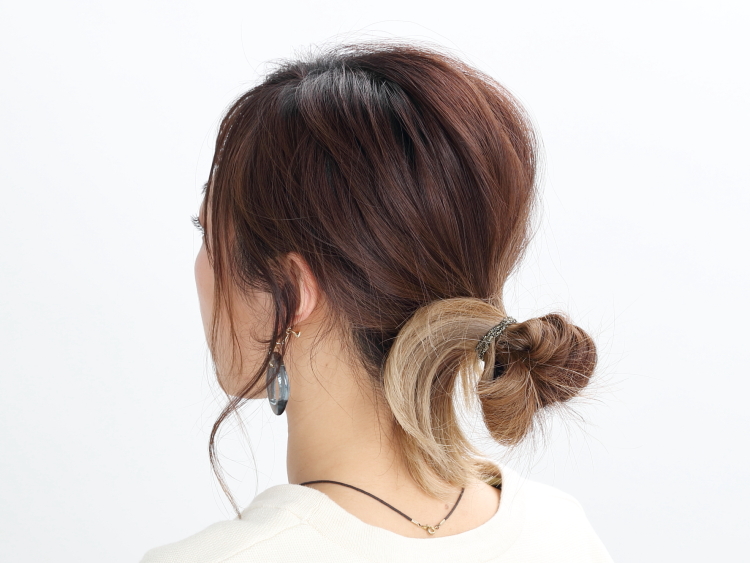 サイドだけ巻くことでお団子ヘアをフェミニンに