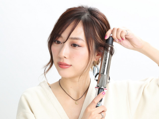 巻かずに簡単！ポニーテールをお団子に仕上げた色っぽヘアアレンジ