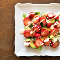 肌と心の潤いをたっぷり満たす♪「いちごとアボカドのサラダ」Today’s SALAD #70