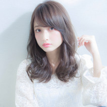 セミロングは、長め前髪＆大きめカールで、抜け感ある大人フェミニンに