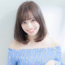 前髪ありの内巻きミディボブは、丸顔カバーで大人かわいい印象に！