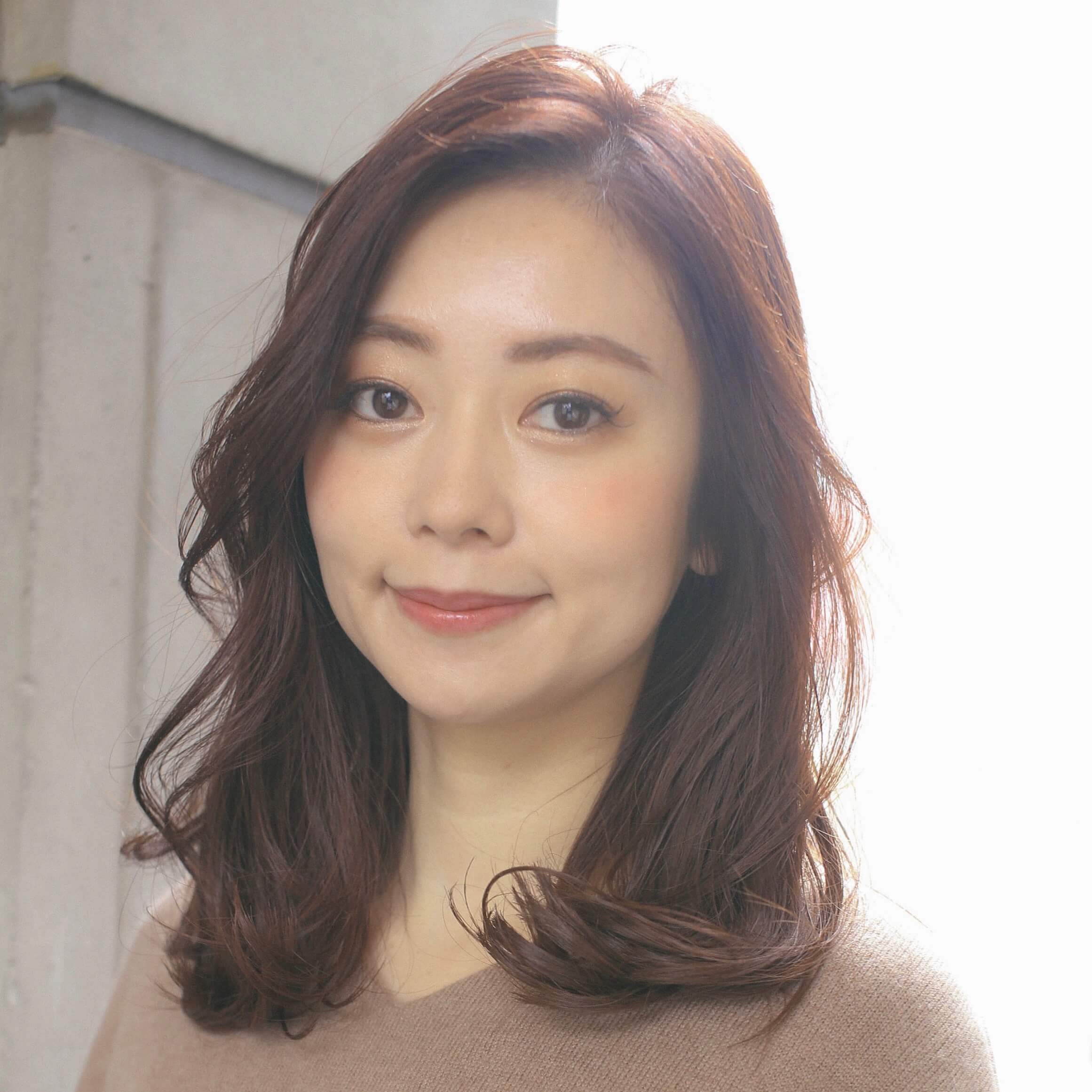 斜め前髪×ワンカールセミロングは、ふわっと華やか！大人かわいい印象に