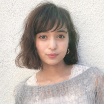 ちょっぴりワイドな前髪のミディは、ゆるふわカールで大人フェミニンに！