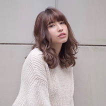 厚め前髪×浮遊感のあるセミロングは、カジュアルフェミニン＆小顔見せ！