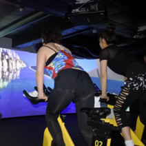 仮想現実の空間を走る！人気の暗闇サイクルプログラム「THE TRIP（TM）」を体験【最新エクササイズ2019】