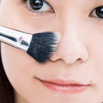 毛穴落ち解消テク｜ルースパウダーをブラシで垂直に当てて磨き塗り！