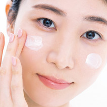 日中の肌の乾燥が気になるなら…保湿タイプの下地で乾燥知らずの潤い肌に！