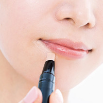 NARS、アンプリチュード、SUQQU…しっとりタイプのコンシーラーで目元＆口元の乾燥ケア