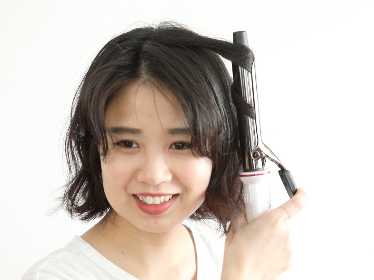 スカーフで膨らむショートヘアを抑えて