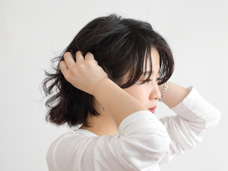 スカーフで膨らむショートヘアを抑えて