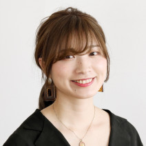 まとめ髪のトップが割れたり、ぺったりするなら…｜1日中崩れにくいふんわり感キープの秘訣は逆毛にあり！【美容賢者の髪コンプレックス解消vol.57】