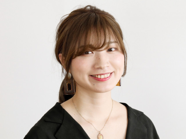 トップ短めの髪にふんわり感を出したまとめ髪アレンジ