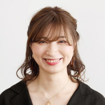 膨らむ髪質なら、サイドのボリュームダウンアレンジ♪｜小顔見せも叶えつつ春らしく…軽やかツイス トハーフアップ【美容賢者の髪コンプレックス解消vol.56】