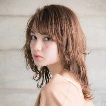 流し前髪×たっぷりレイヤーで、動きのある大人の”こなれミディ”は春夏におすすめ！