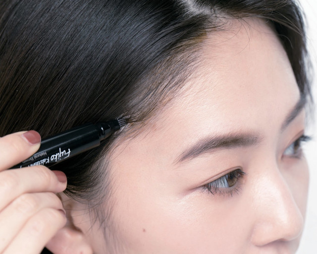 広すぎるおでこは、生え際にシャドウ＆ラインで疑毛を描く！