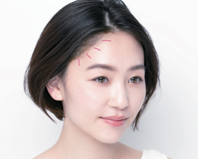 広すぎるおでこは、生え際にシャドウ＆ラインで疑毛を描く！