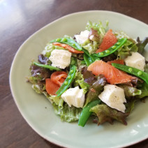 ツヤツヤ美肌の素・サーモンで♪【スモークサーモンとブリーチーズのグリーンサラダ】Today’s SALAD ＃77