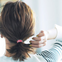 ヘアゴム２色使いでパリシックに♪アイディア勝負の簡単こなれヘアアレンジ