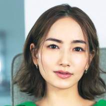 伸ばしかけヘアをおしゃれに♪真ん中分けのエフォートレスヘアアレンジ