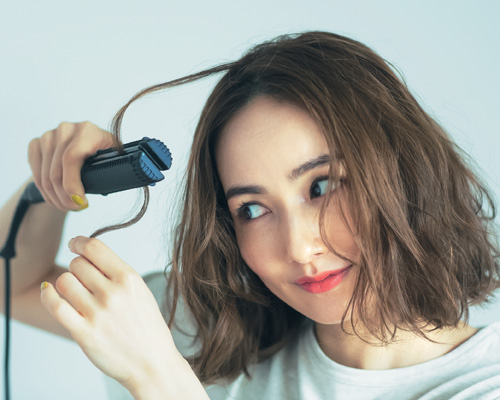 伸ばしかけ髪の毛で作るラフな波巻きヘアアレンジ｜ミディアム