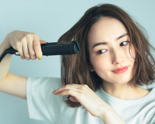 伸ばしかけ髪の毛で作るラフな波巻きヘアアレンジ｜ミディアム