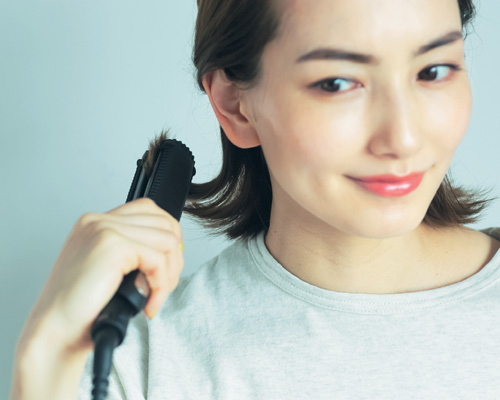 伸ばしかけ髪の毛で作るラフな波巻きヘアアレンジ｜ミディアム