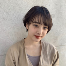 甘×辛ストレートショートは、透けバング＆ウェット質感で遊び心をプラス！