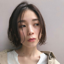 重めボブは前髪センターパートで女性らしく。ふんわり毛束感＋ラフな動きで今どきに！