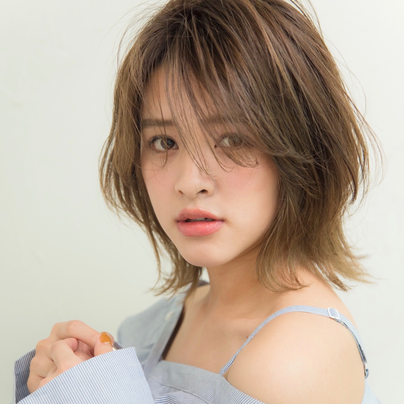 “うざバング”＆たっぷりレイヤーで、今どきミディはとことんカジュアルが正解！