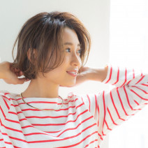 前髪なし＋ショートボブは、ラフなハネ感で今っぽ大人カジュアルに