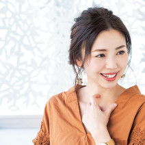 ロングヘアのまとめ髪アレンジ｜簡単！仕事向けまとめ髪、こなれ感のあるアップ、編み込みアレンジのやり方など