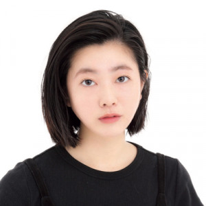 指塗りで肌になじむ艶のせメイク