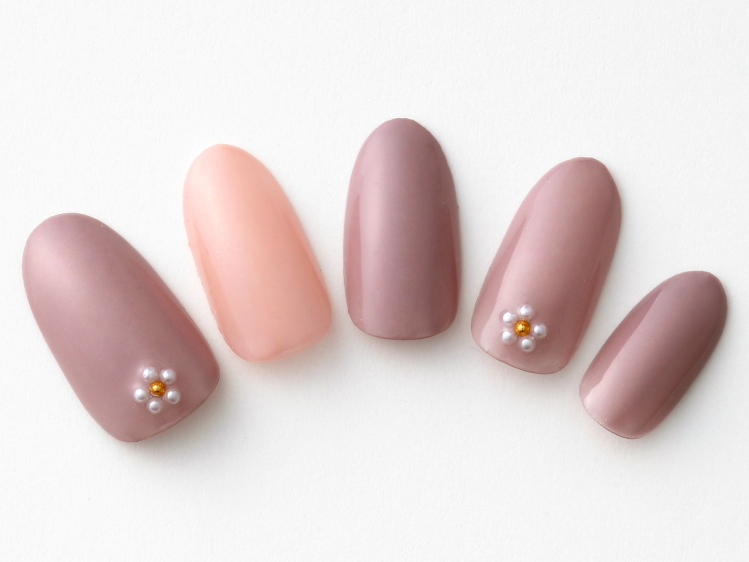 365日ネイル 品良く柔らかく 女度upの 今っぽ レーズンカラーネイル 美的 Com