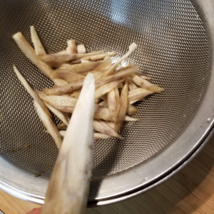 ゴボウの食物繊維が便秘に◎