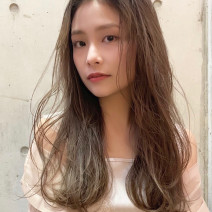 前髪なしのレイヤーロングは、“ほつれ感”プラスで今どきの色っぽ美人に
