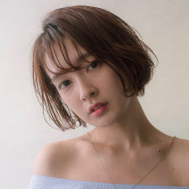 シースルーバングのショートボブは大人でもトライしやすい！輪郭補正で、丸顔が気になる人にも！