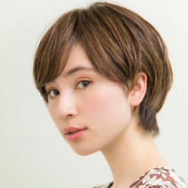 下ろして流す前髪でショートが美フォルムに！ふんわり×タイトなシルエットで小頭効果も