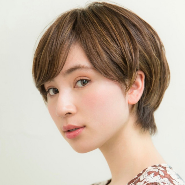 メッシュを入れると軽やかでかわいくなる 大人世代にもおすすめのハイライトを入れたヘアスタイル 美的 Com