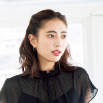 梅雨時期は“ドライワックス”が心強い味方！ ペタンコにならないハーフアップアレンジ